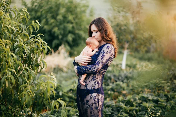 Bella Ragazza Con Neonato Tra Braccia — Foto Stock