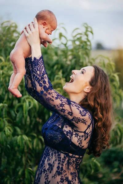 Vacker Flicka Med Nyfödde Son Famnen — Stockfoto