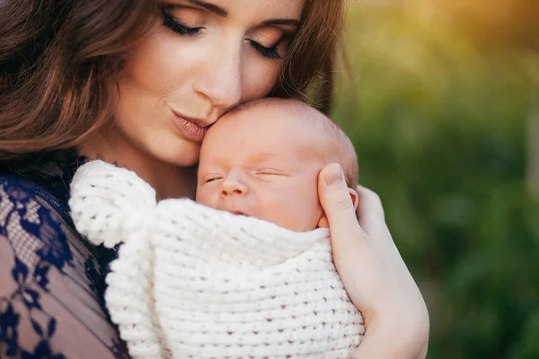 Vacker Flicka Med Nyfödde Son Famnen — Stockfoto