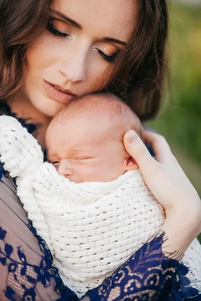 Vacker Flicka Med Nyfödde Son Famnen — Stockfoto