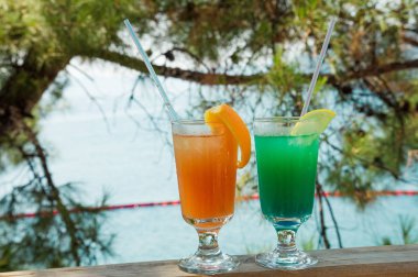 Deniz arka plan üzerinde narenciye kokteyller