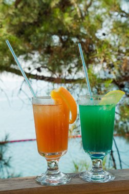 Deniz arka plan üzerinde narenciye kokteyller
