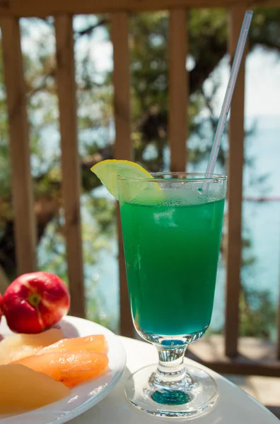 Deniz arka plan üzerinde narenciye kokteyller