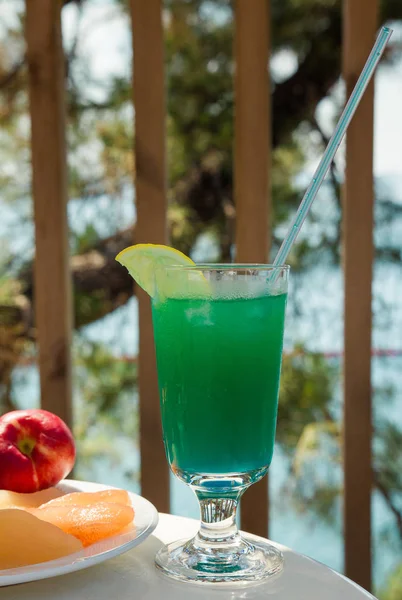 Deniz arka plan üzerinde narenciye kokteyller