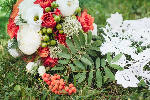 Summer Wedding Bouquet Rowan Lies Grass — Stock Photo, Image