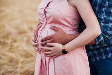 Gelecekteki ebeveynler buğday tarlasında