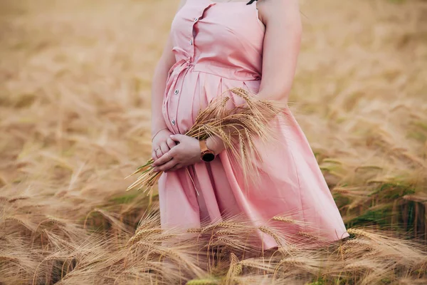 Těhotná Žena Kyticí Pšeničném Poli — Stock fotografie