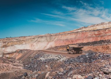 Uzman makine ve ekipmanlarla bir taş ocağında madencilik
