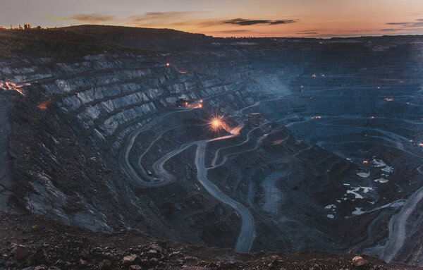 Ночной карьер руды за работой
