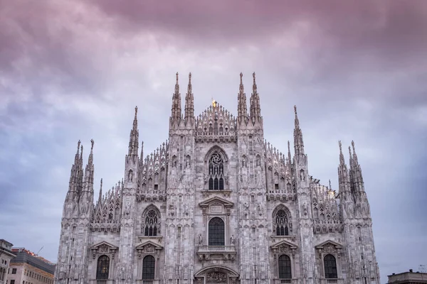 Büyük Duomo Milano alacakaranlık meydanda bulanık insanlarla