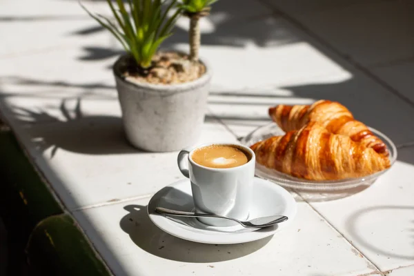 Colazione Calda Base Caffè Croissant Una Mattina Sole Luce Naturale — Foto Stock