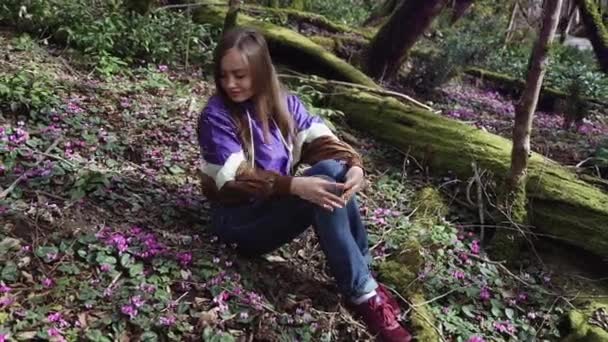 Ein junges Paar geht Händchen haltend durch den Märchenwald, eine Frontansicht. Fantasie, Märchenhaftes — Stockvideo