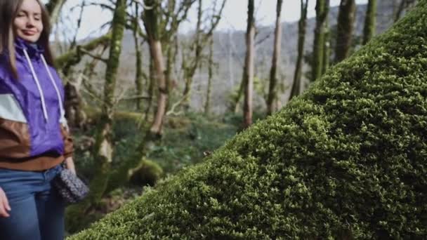 Ragazza arriva all'albero coperto di muschio e mette la testa su di esso e si addormenta — Video Stock