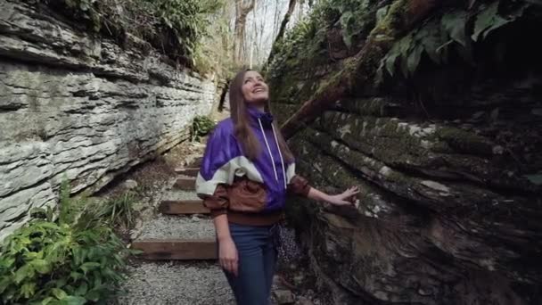 Молодая женщина восхищается образованием скалы — стоковое видео