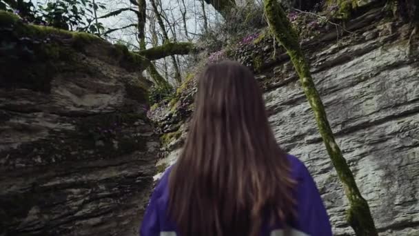 Девушка медленно ходит по горному лабиринту — стоковое видео