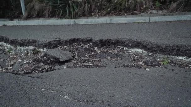 Falha grave de asfalto na estrada . — Vídeo de Stock
