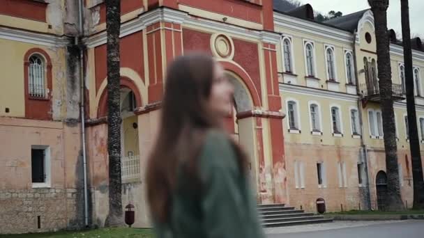 Meisje komt naar een groot mooi klooster — Stockvideo