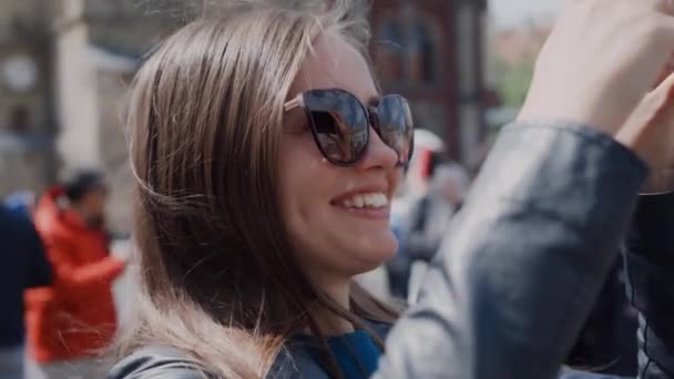 Chica sonriente toma fotos citys de atracciones turísticas en el teléfono celular — Vídeo de stock