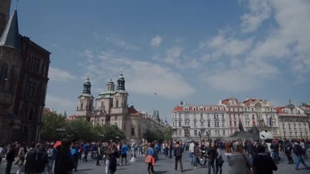 Prag, 15. Mai 2019: Kirche der Heiligen Nischen und Barockgebäude am Altstadtplatz in Prag, Tschechische Republik — Stockvideo