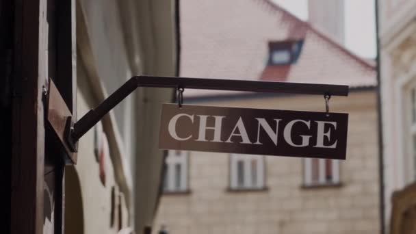 Cartel de metal de la calle con cambio de palabra en la pared de cerca — Vídeo de stock