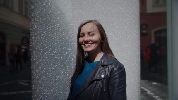 Hermosa mujer sonriente se puso gafas de sol cerca de la pared con cristales. Brillantes piedras facetadas, diamantes de imitación brillan asombrosamente bajo el sol. Fondo de moda — Vídeos de Stock