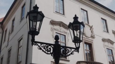 Şehir merkezinde tarihi beyaz binanın yakınında çift sokak siyah metal lamba