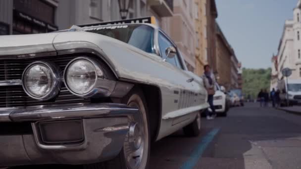 Prag, 15 maj, 2019: främre ljus av vit retro bil — Stockvideo