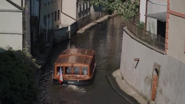 Small cruise boat with tourists in the Vltava river canal in Prague Czech Republic — Stock Video