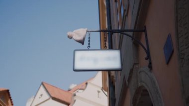 Prag'da bir hediyelik eşya dükkanı metal bir işareti koymak pompom ile Sevimli örme şapka