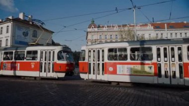 Eski tramvay cadde boyunca hareket eder, o zamandan sonra modern tramvay Prag, Çek Cumhuriyeti'nde eski sokak boyunca hareket eder
