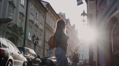 Prag, 15 Mayıs 2019: Güzel kız eski şehir Prag, Çek Cumhuriyeti eski rahat sokaklarında akşam güneşI ışınları duruyor