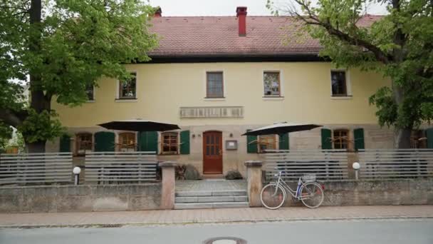 Germania. Baviera. Langenzenn. L'edificio è ristorante germania su Further street. Decorative bici retrò si trova vicino alla terrazza. Piano generale — Video Stock