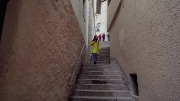 SCHWABISCH HALL, ALLEMAGNE - 5 MAI 2019 : Une jeune femme descend les escaliers de la vieille rue étroite de Schwabisch Hall, Allemagne — Video