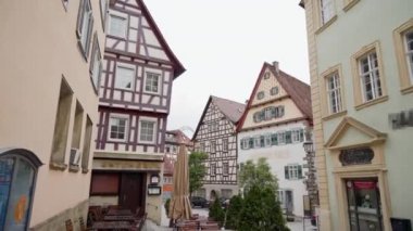 Yarı ahşap evler ile küçük rahat Alman sokak Panoraması