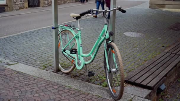 Retro vintage Mint City Bike op geplaveide straat in de oude stad. Oude charmante fiets tegenwoordig — Stockvideo