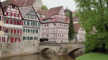Kale duvar ve Sandsteinbrucke köprü veya Steinerner Steg. Yarı ahşap mimari. Schwabisch Salonu. Almanya