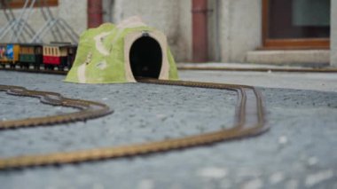 Sarı oyuncak kemer veya tünel üzerinden lokomotif çok renkli modeli hareket eder