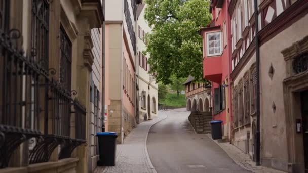 Blick auf alte malerische Straße mit Fachwerkhäusern in Schwäbisch Hall, Deutschland