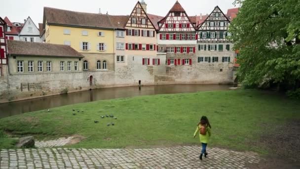 Šťastná mladá žena běhá a obstará se v parku u pevnosti. Napůl hrázděná architektura. Tady schwabisch Hall. Německo — Stock video