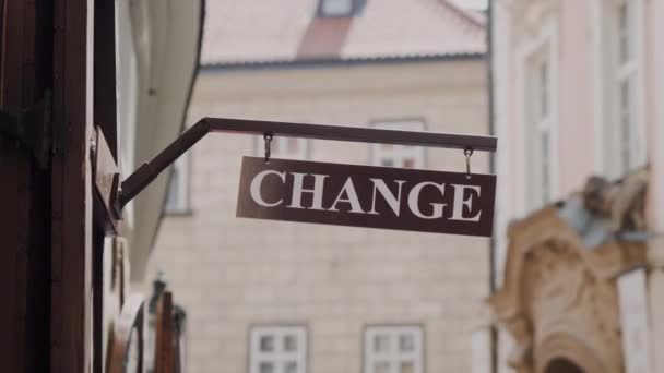 Placa de metal de rua com mudança de palavra — Vídeo de Stock