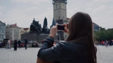 güneş gözlüğü turist kız Prag, Çek Cumhuriyeti eski meydanında telefonda manzaraları resim çeker