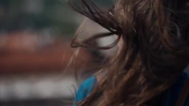 yakın rüzgar tarafından sallayarak saç