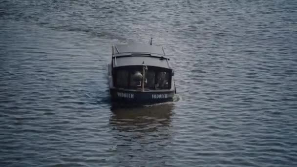 Turista caminando negro río tranvía flota en el río — Vídeos de Stock