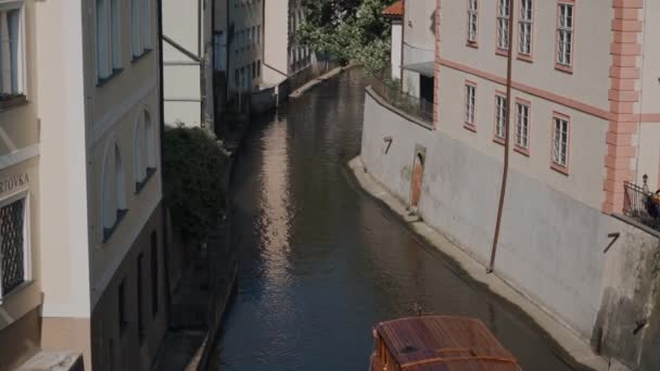 Wooden tour boat sailing canal on old Czech street — Stock Video