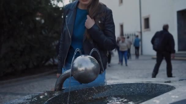 Praga, 15 maja 2019: młoda dziewczyna pije z fontanny pitnej — Wideo stockowe
