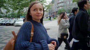 Prag, Mayıs 16, 2019: kız güzel Avrupa caddesi boyunca yürür ve güneş gözlüğü koyar