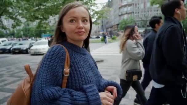 プラハ、2019年5月16日:女の子が美しいヨーロッパの通りを歩き、サングラスをかける — ストック動画