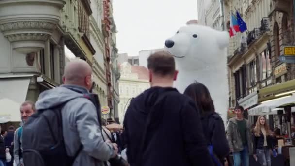 PRAGUE, 16 de maio de 2019: animador em trajes de urso polar fica na animada praça da cidade — Vídeo de Stock