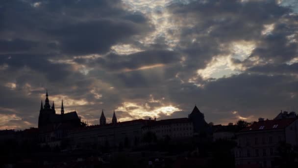 Silhouette of a wall with towers, beautiful sunset, golden rays of sun peeping through thick gray-blue clouds — Stock Video