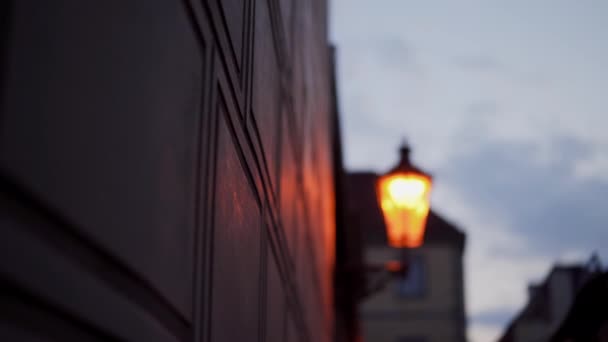 Rua parede forjado-ferro lanterna queimaduras com amarelo romântico luz embaçada, noite atmosfera romântica — Vídeo de Stock